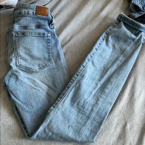 Guess light wash skinny jeans / jeggings